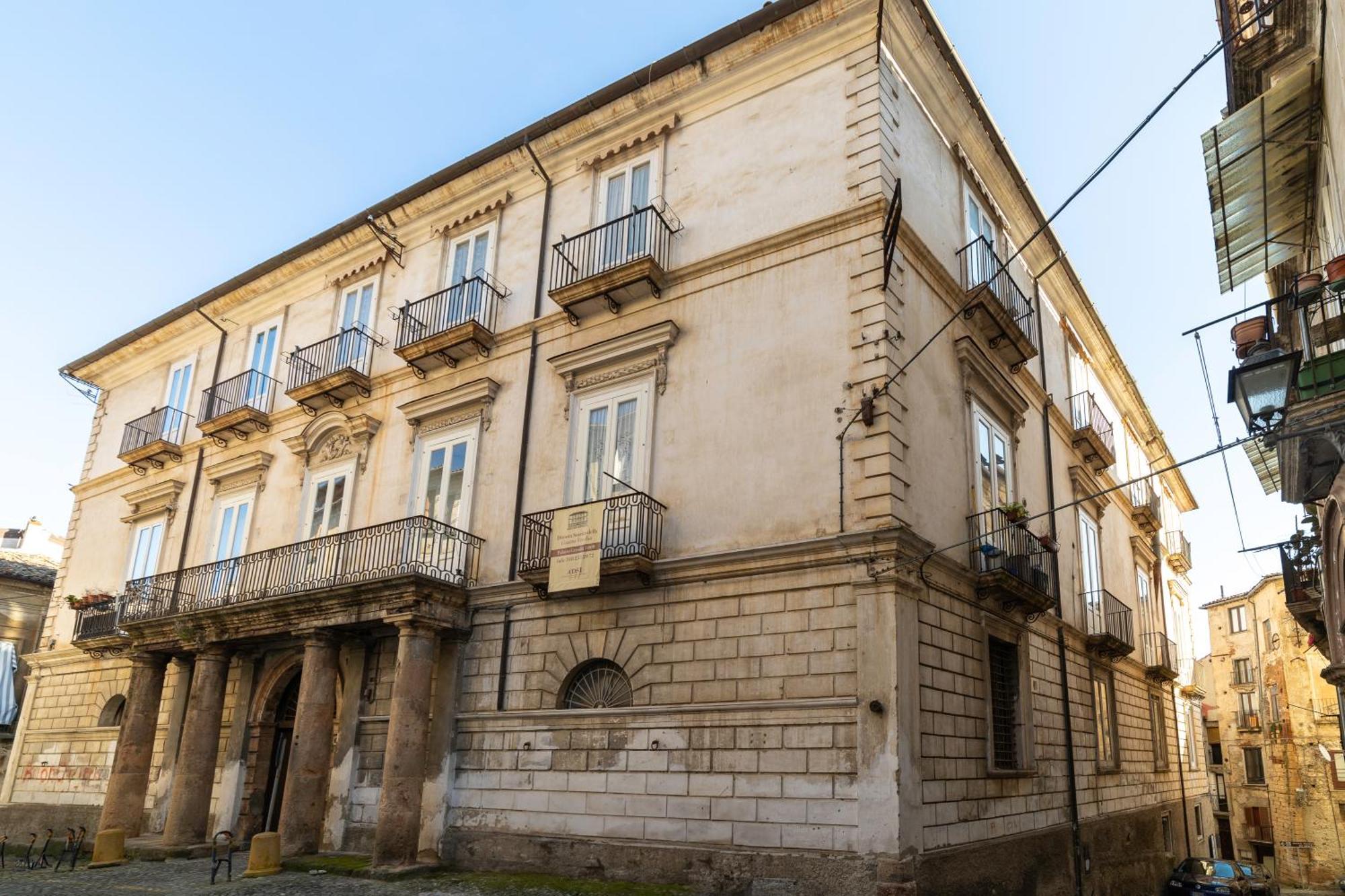 Dimora Storica Giostra Vecchia - Palazzo Grisolia 1809 Cosenza Exterior photo