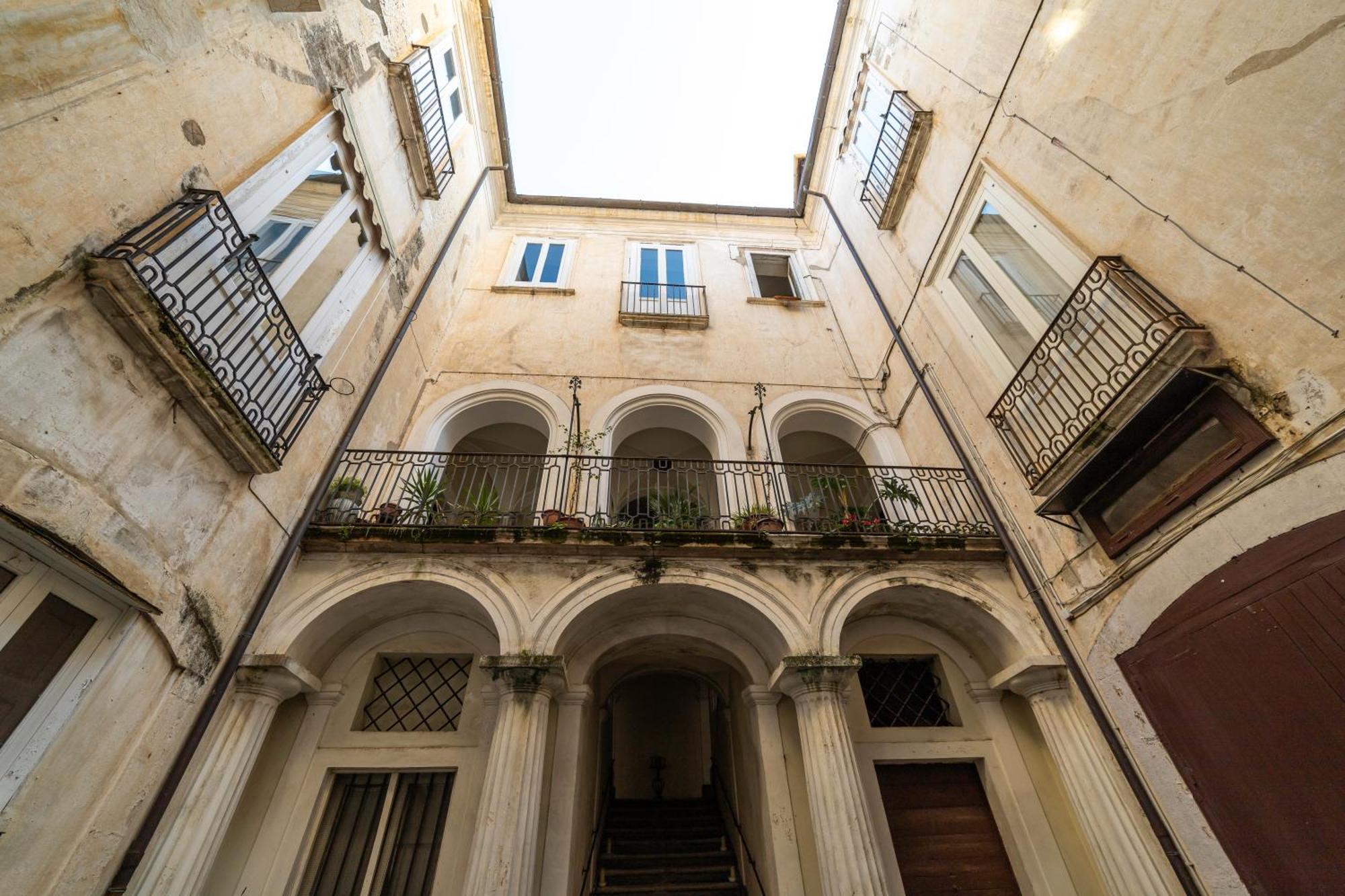 Dimora Storica Giostra Vecchia - Palazzo Grisolia 1809 Cosenza Exterior photo